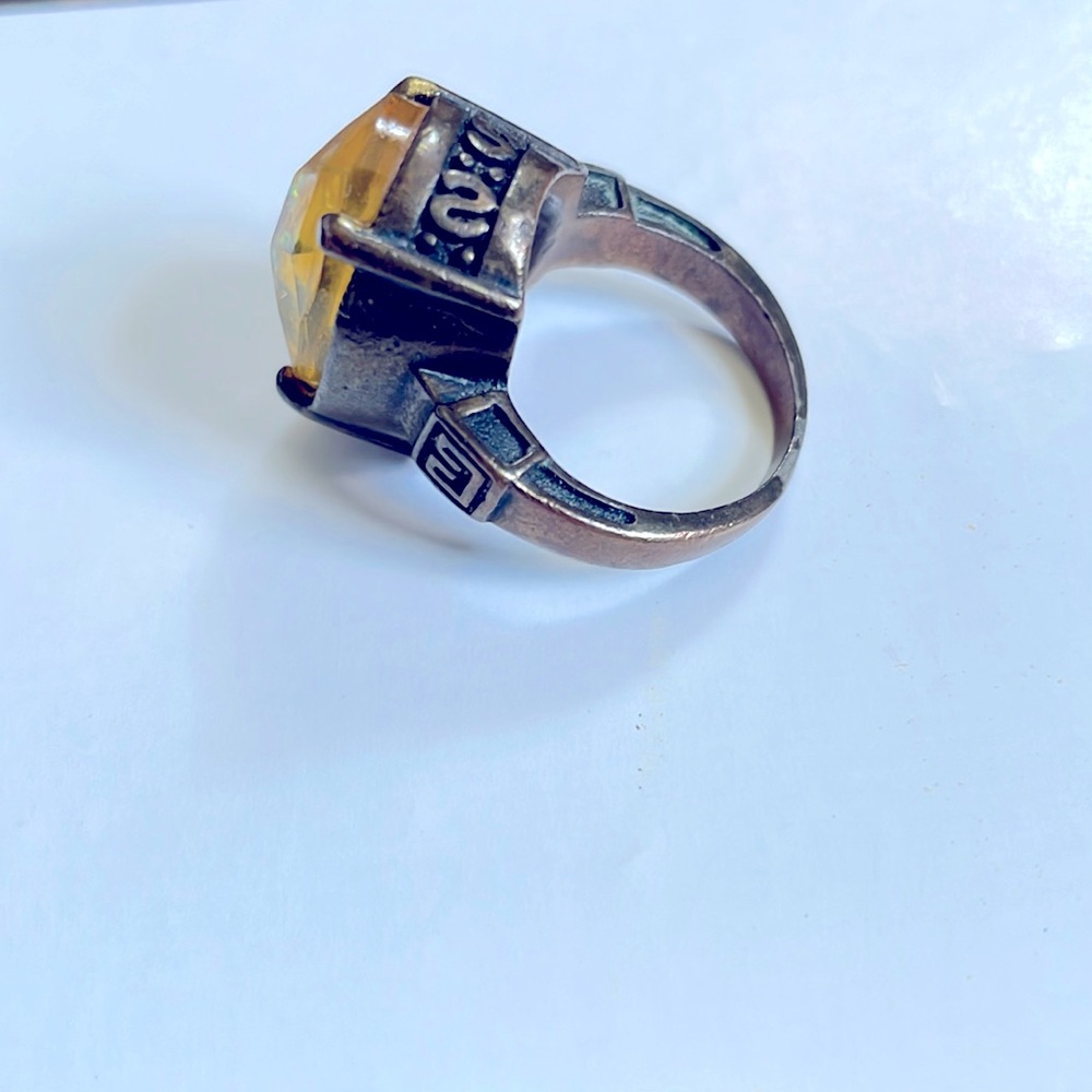 🌞 5/$10 VINTAGE Celtic style fashion ring with shiny faux stone!